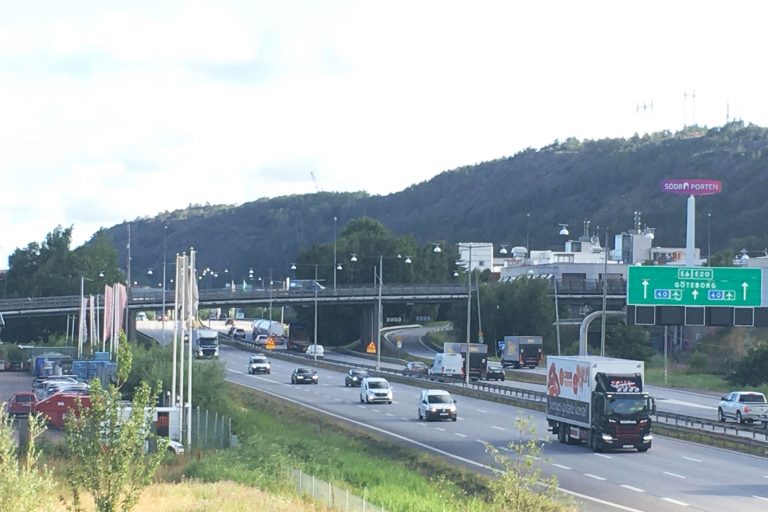 biltrafik på E6 under Lackarebäcksbron