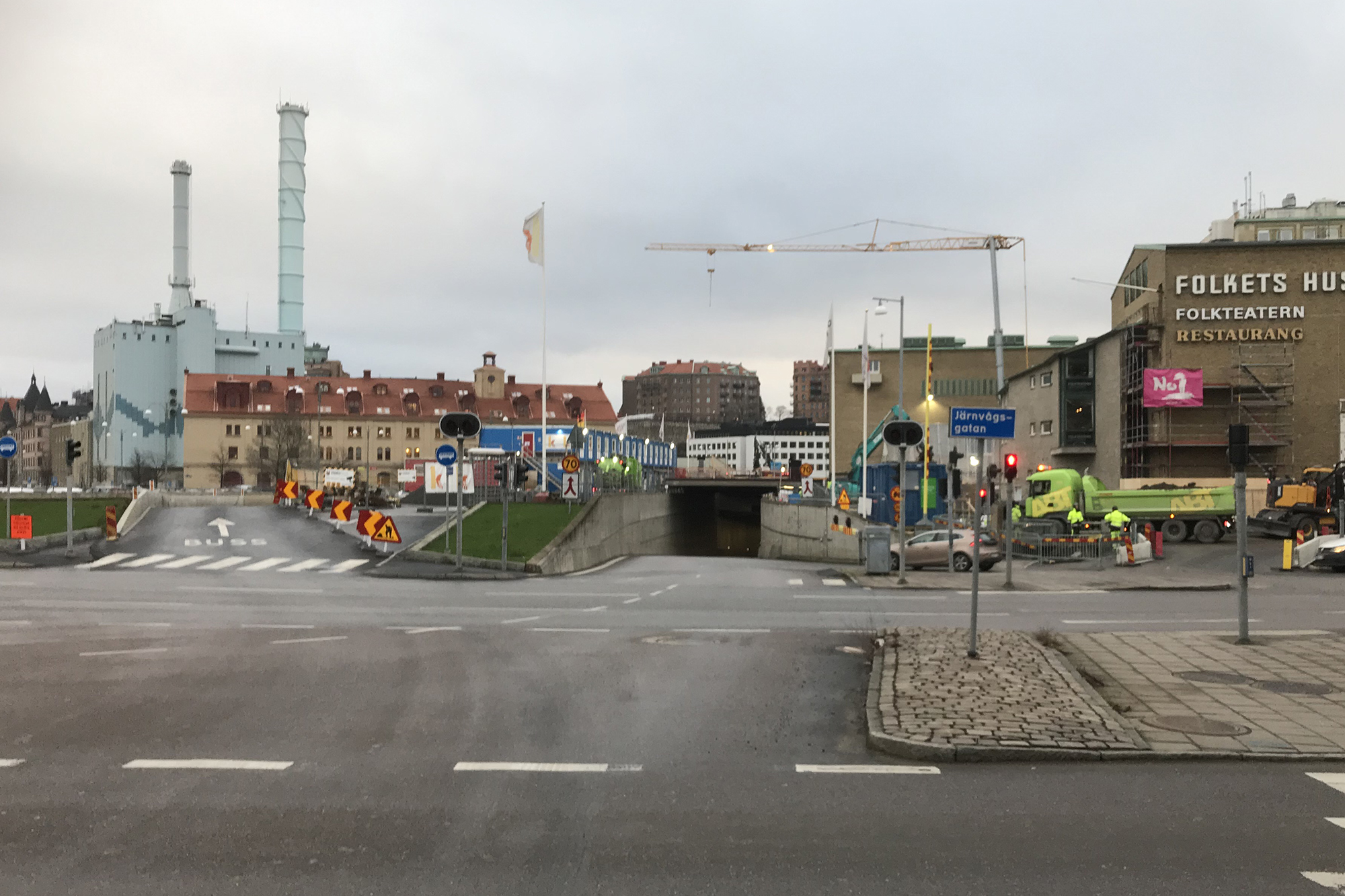 Rakt fram syns påfarten till Götatunneln - i riktning mot centrum - från Järntorgsmotet.