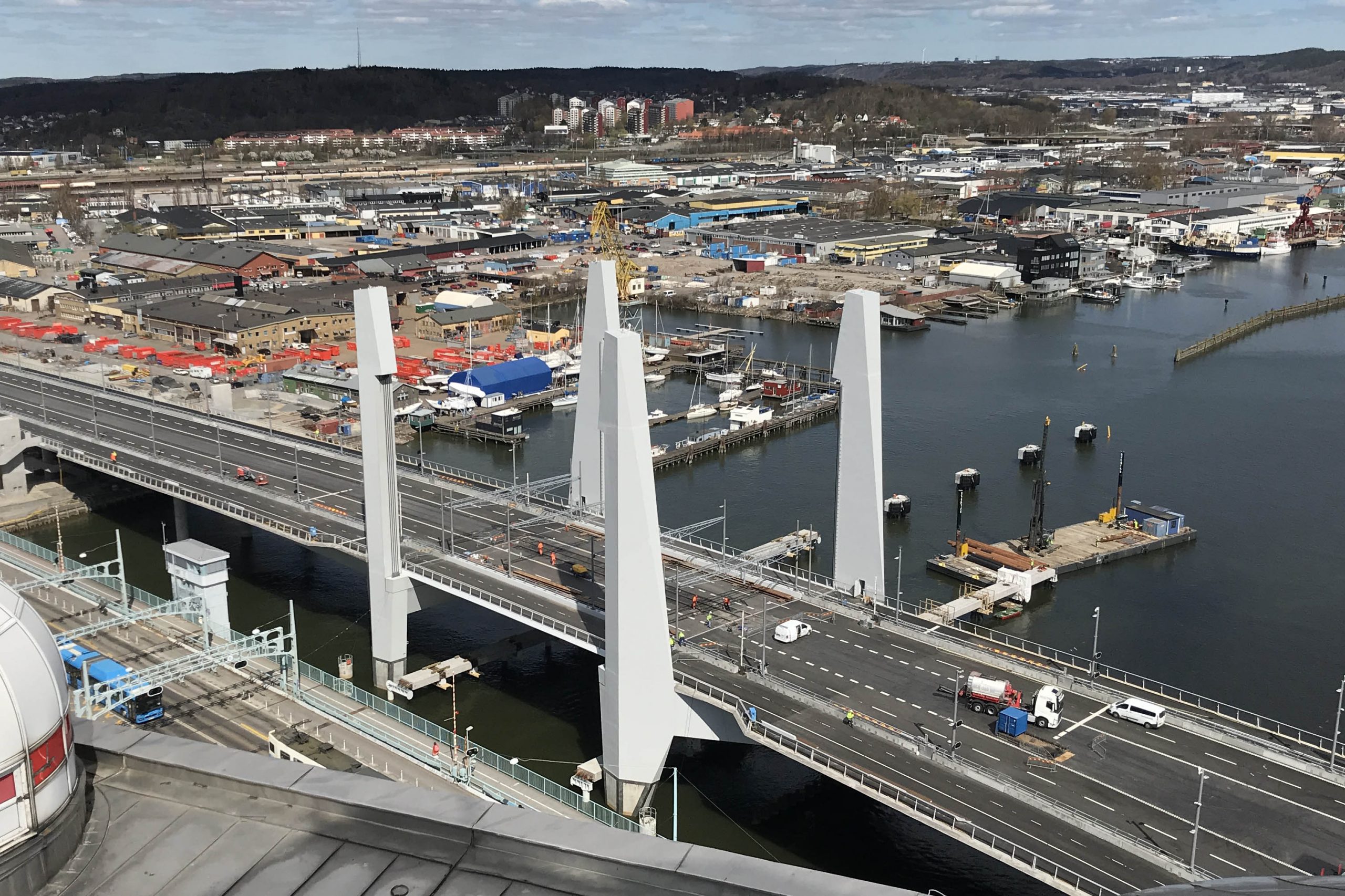 Den nya bron får två fordonstrafikfält i vardera riktning, ett körfält för kollektivtrafik i vardera riktning samt dubbelriktade gång- och cykelbanor på båda sidor.