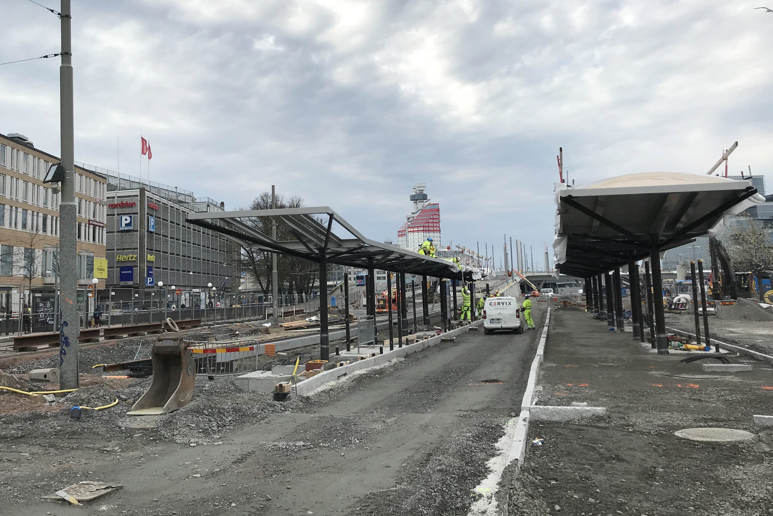 På bilden syns några av de 45 meter långa skärmtak som byggs till nya hållplats Nordstan. Foto: Trafik Göteborg