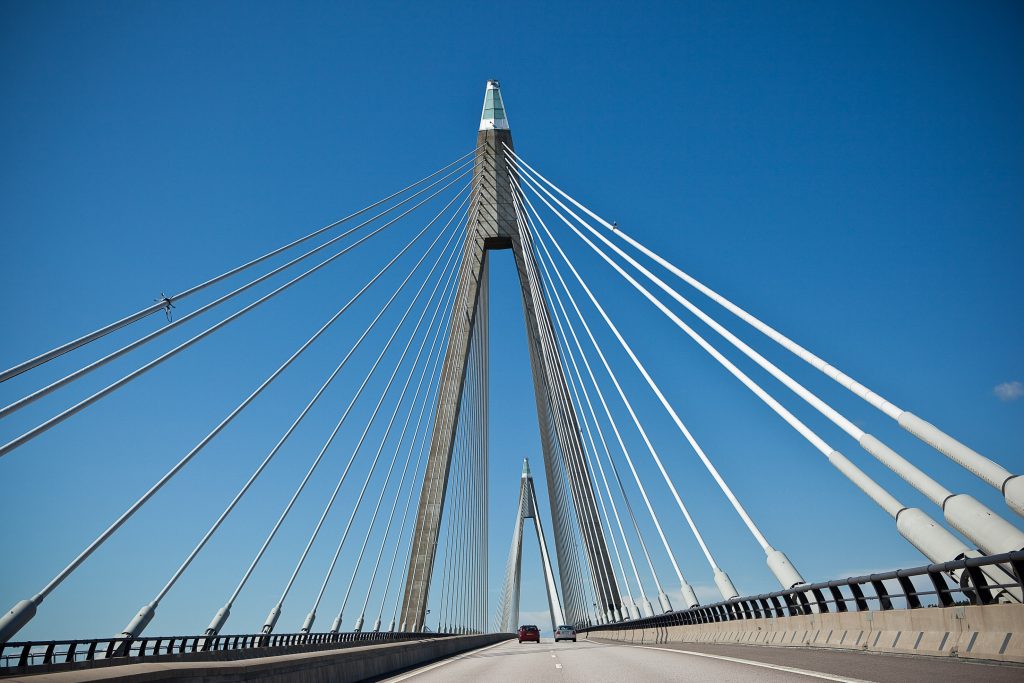 Uddevalla bron med blå himmeln och två bilar körande över bron en molnfri dag