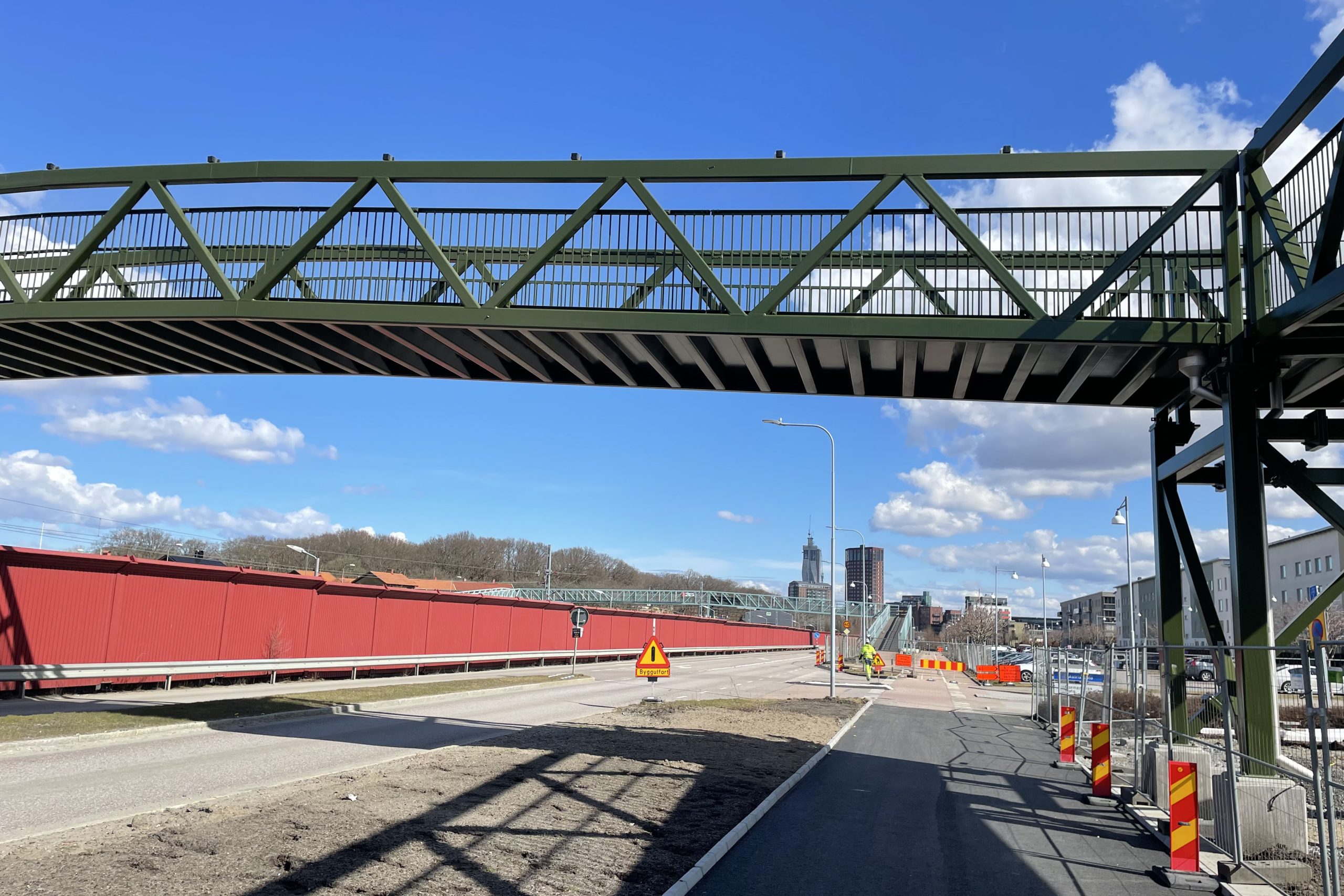 Den nya gång- och cykelbron över Västra Eriksbergsgatan påvekas inte av rivningsarbetet och det går bra att ta sig över mellan Västra Eriksbergsgatan och Londongatan.  