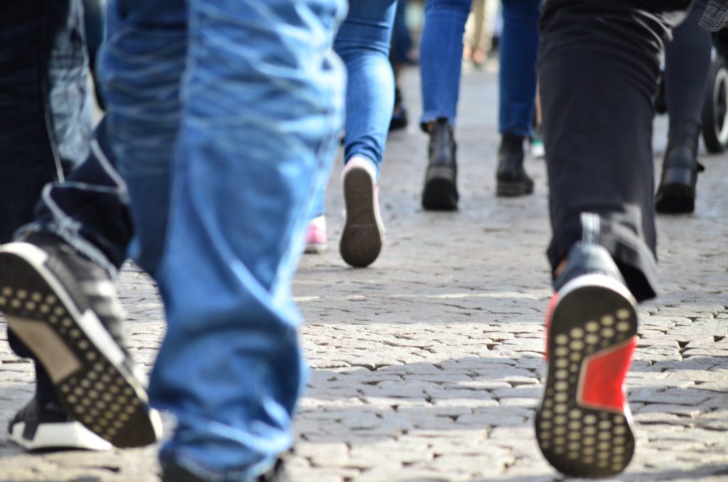 Trampande fötter längs Göteborgs gator