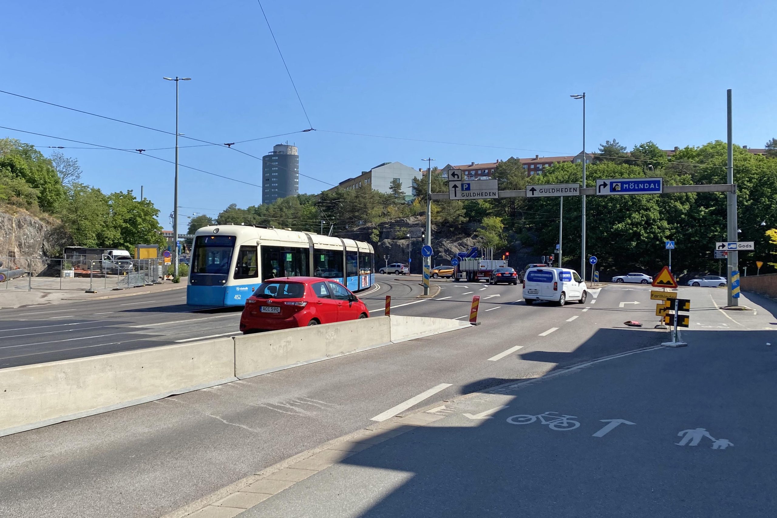 Efter korsningen Ehrenströmsgatan-Per Dubbsgatan får biltrafiken mot Sahlgrenska huvudentrén samsas med kollektivtrafiken i spårvagnsspåren på en kortare sträcka.