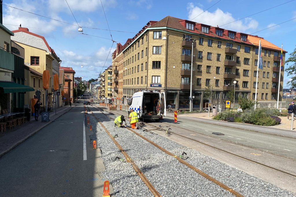 två personer arbetar med spåren på Karl Johansgatan som är avstängd för spårvagnstrafik