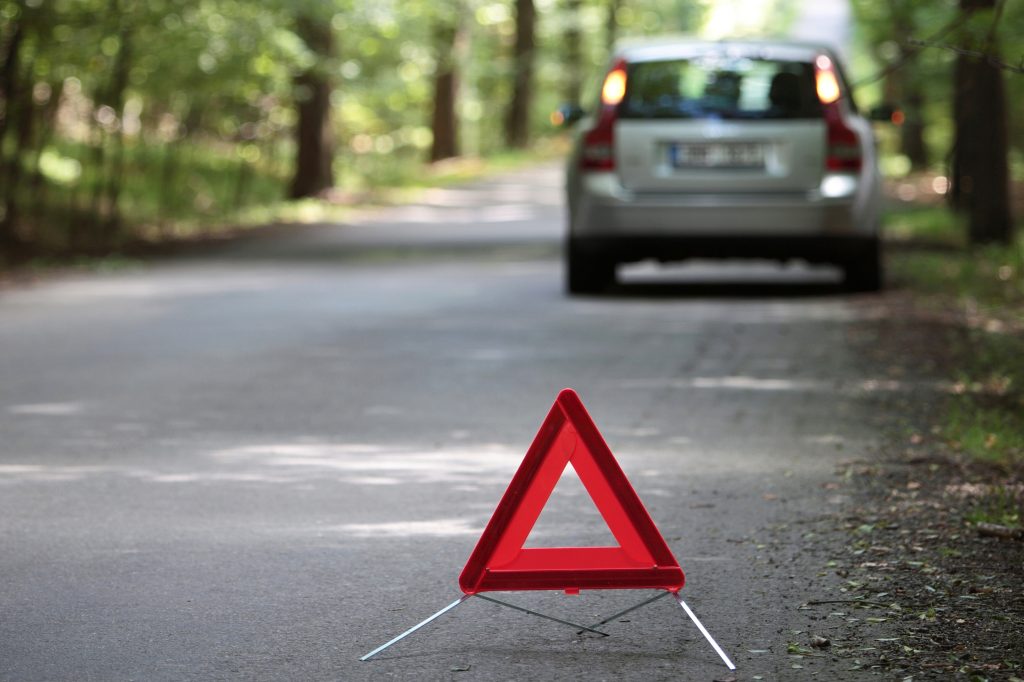 En utsälld varningstriangel talar om att den vita bilen en bit fram längs vägen fått stopp.