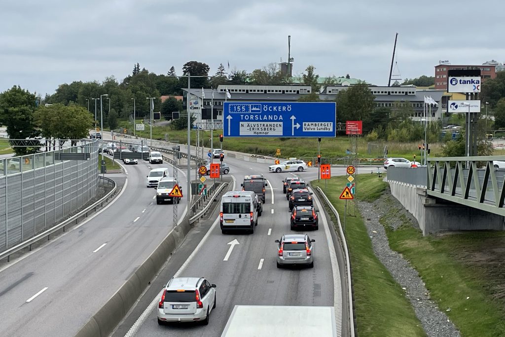 Vägtrafik på Lundbyleden i höjd med Inlandsgatan.