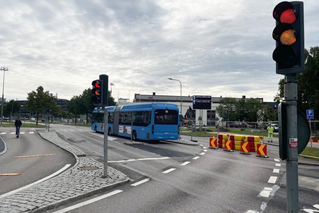 en buss kör från Ceresgatan i riktning mot Lindholmsallén