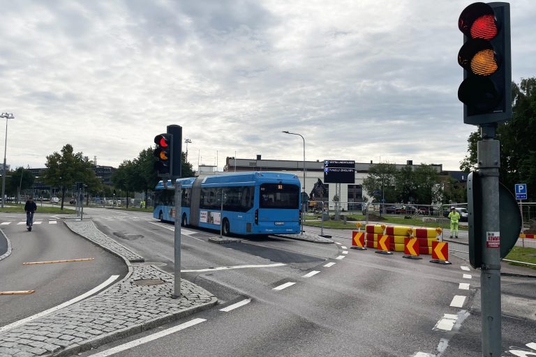 en buss kör från Cerewsgatan i riktning mot Lindholmsallén