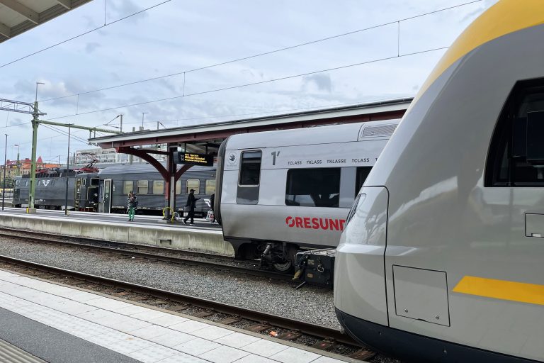 tre tåg står på perrongerna på Göteborgs central