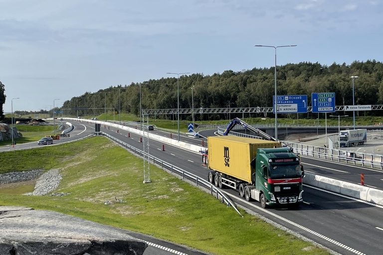 en lastbil kör på hisingsleden i höjd med nya Volvomotet