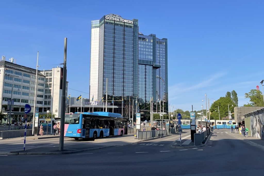 Buss står på Korsvägens hållplats. Svenska mässan och Gothia Tower syns i bakgrunden.