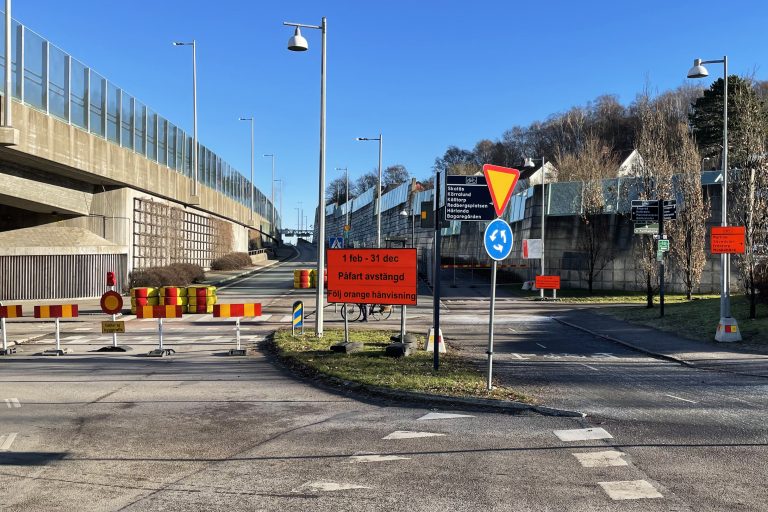 Skyltar som visar att påfarten från Ånäsmotet till E20 är avstängd