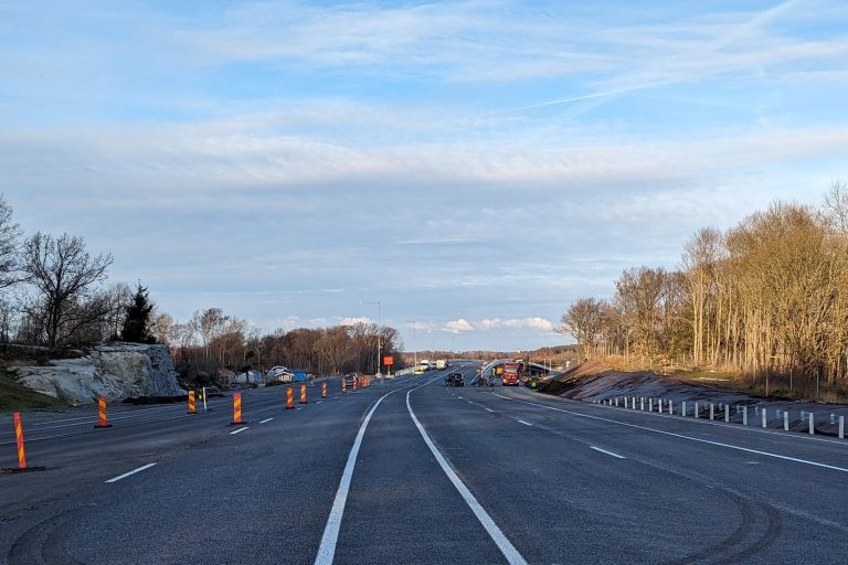 Den ny asfalterade vägbanab tillhör nya bron i Björlandamotet som öppnar den 6 december 2023