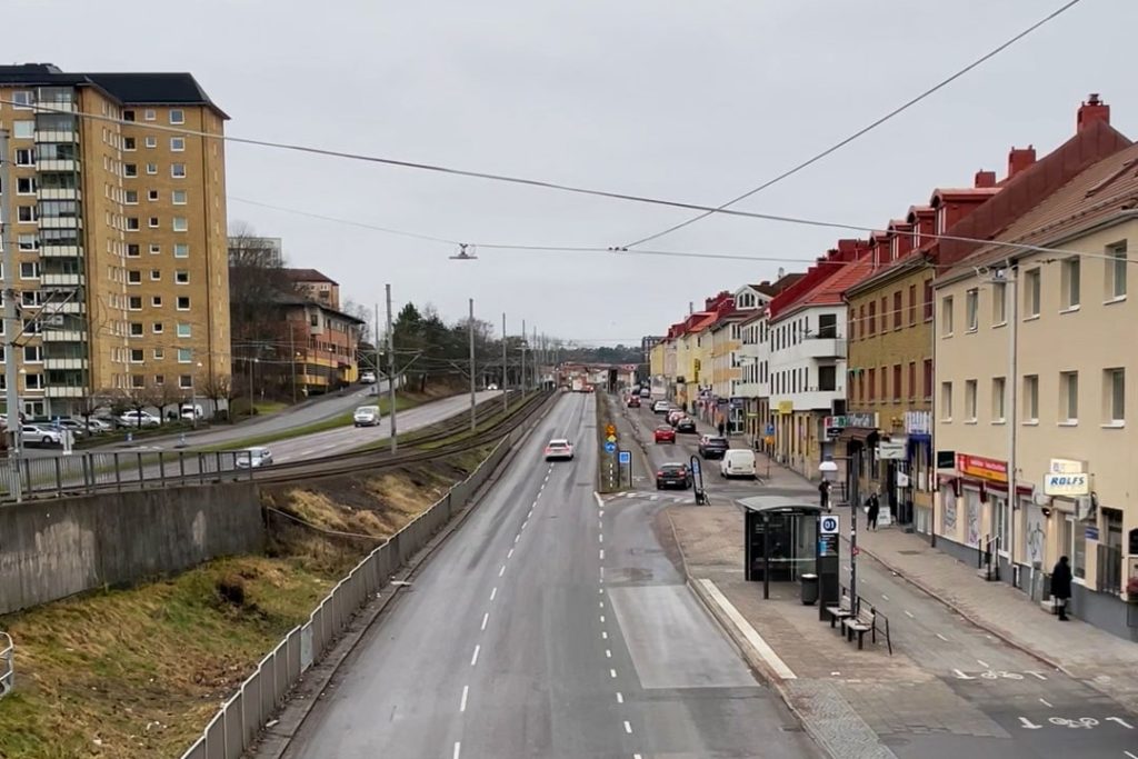 bilar kör längs Hjalmar Brantingsgatan