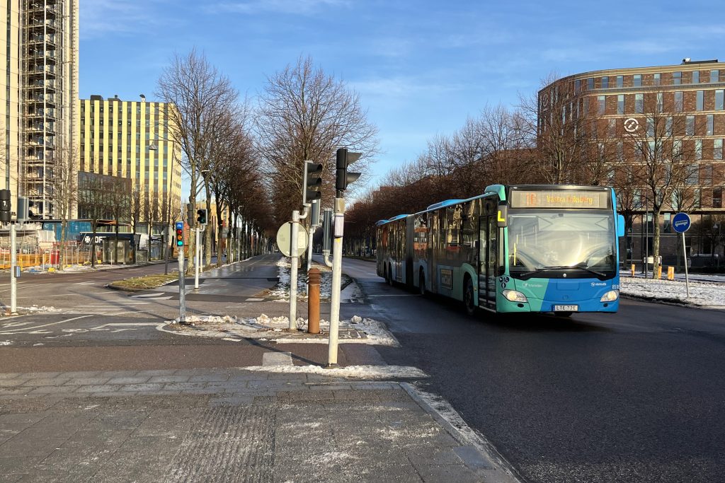 buss 16 kör i lindholmsallén i riktning mot hållplats LIndholmen