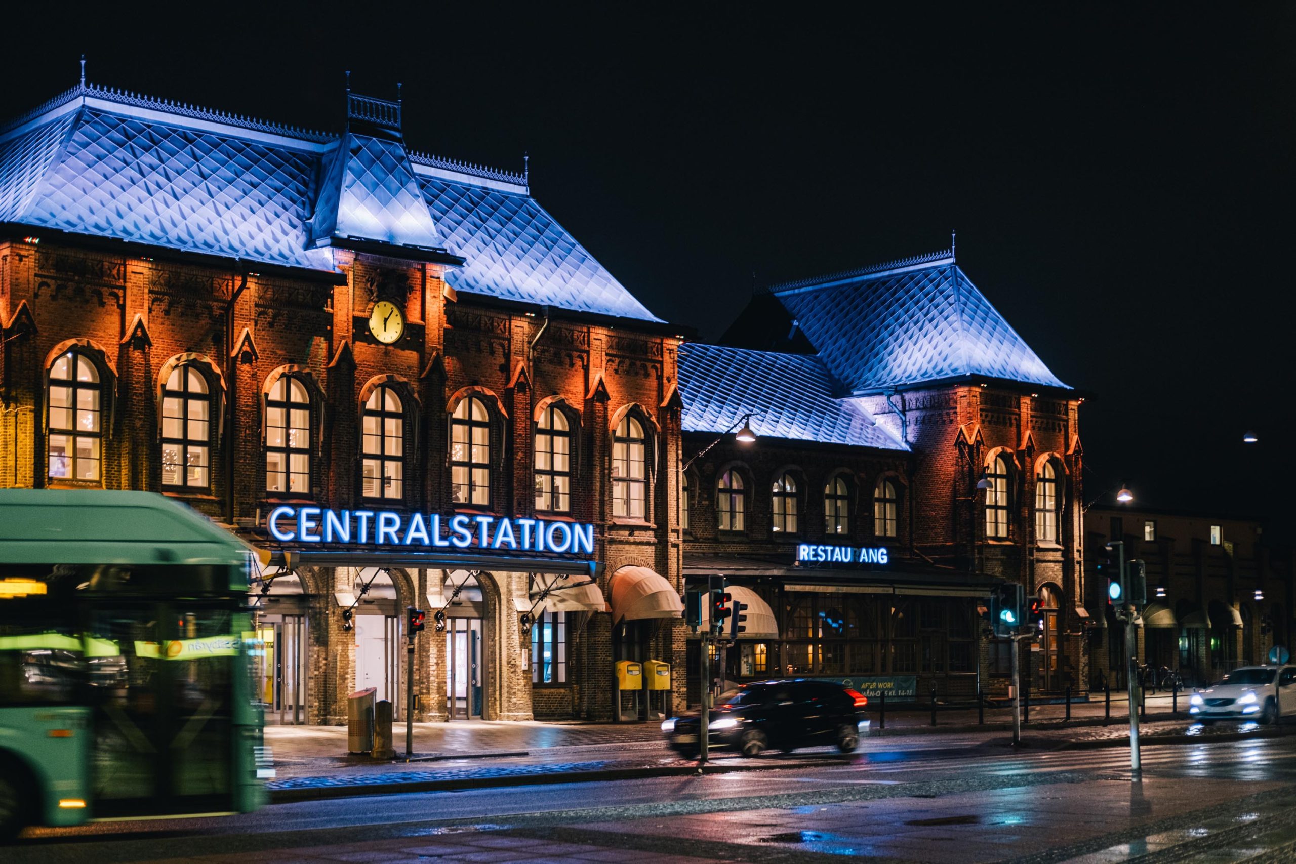 En blåklädd pojke passerar spårvagnsspåren i korsningen Drottningtorget-Nils Ericsonsgatan. Framdelen av en spårvagn syn till höger i bild.