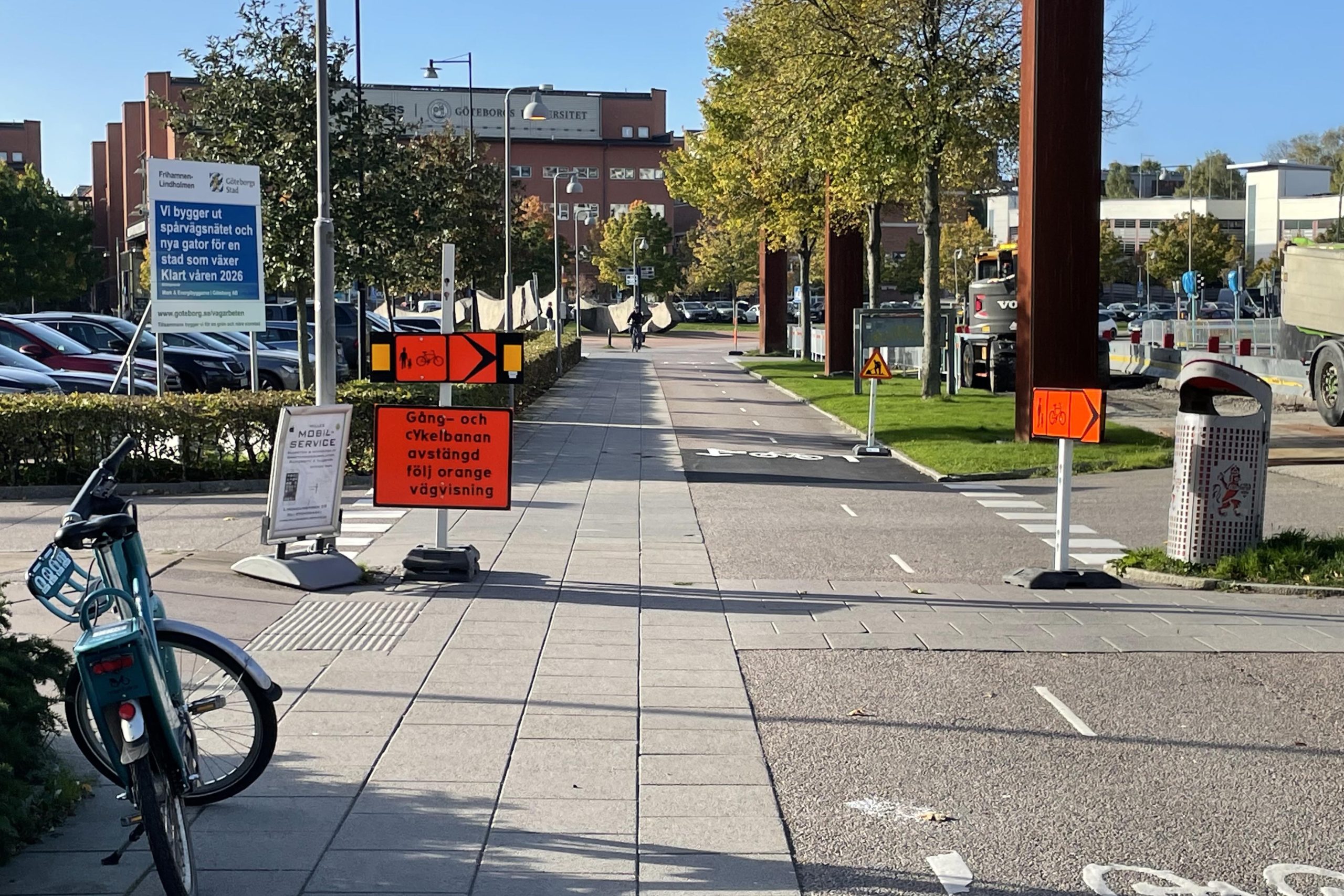 Ett trafiklljus som slår om från rött till gult i korsningen Hjalmar Brantingsgatan-Gropegårdsgatan