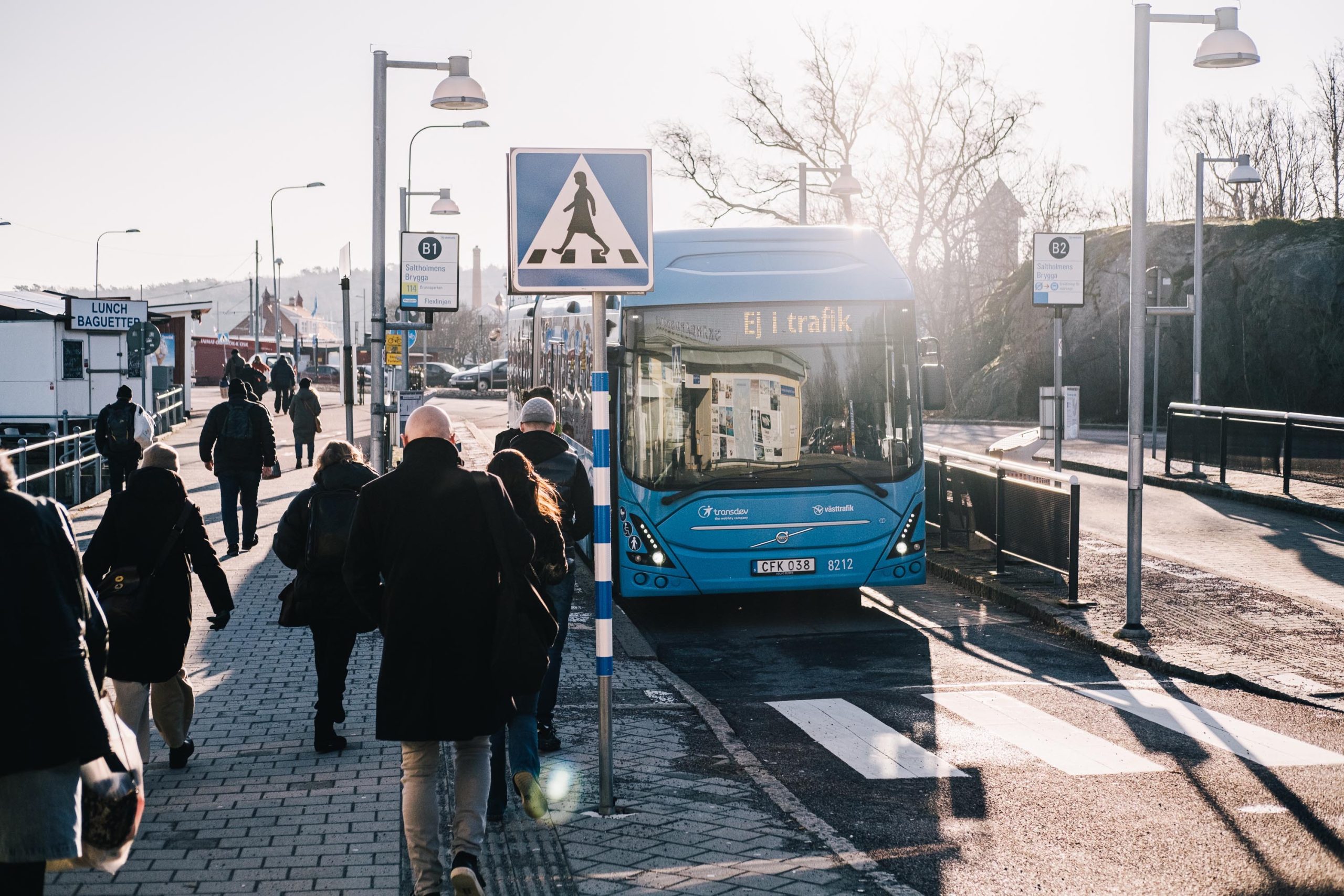 Bilar kör längs Oscarsleden.