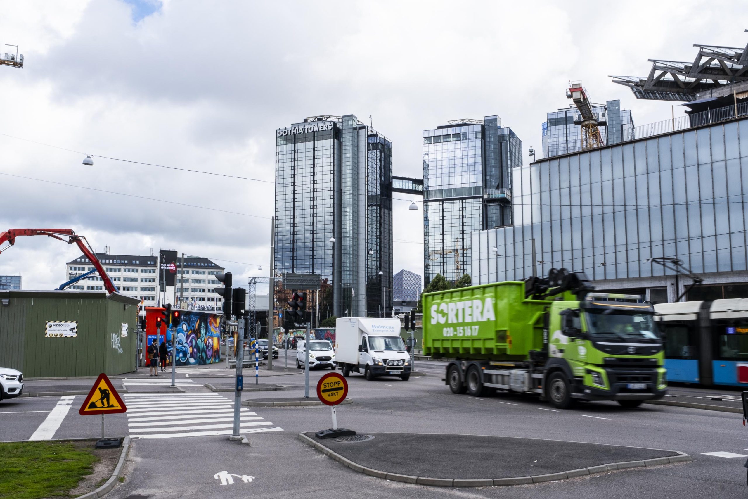 Polisbil och bärgare str parkerade över vägen vid en olycka.