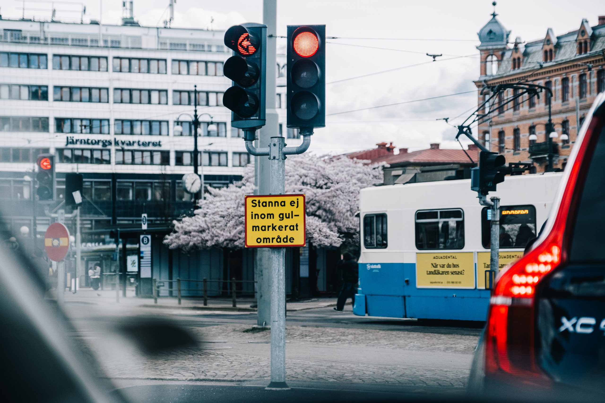 Cyklist cyklar på snöig cykelbana. Bilist syns i bildens högerkant.