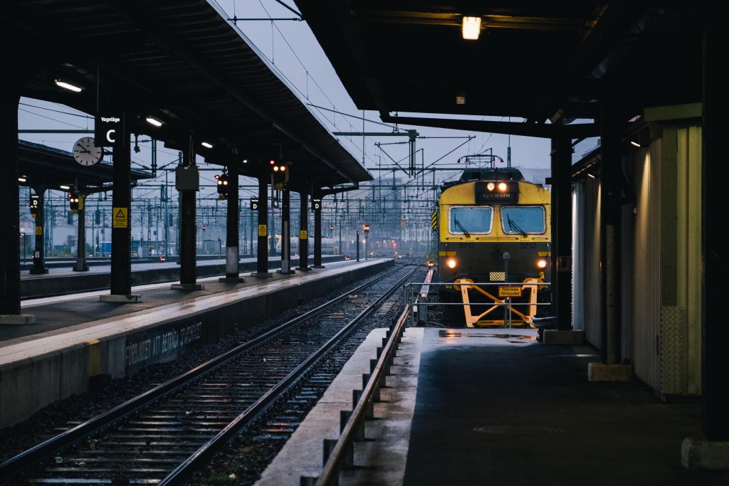 ett tåg står vid perrongen på Göteborgs centralstation