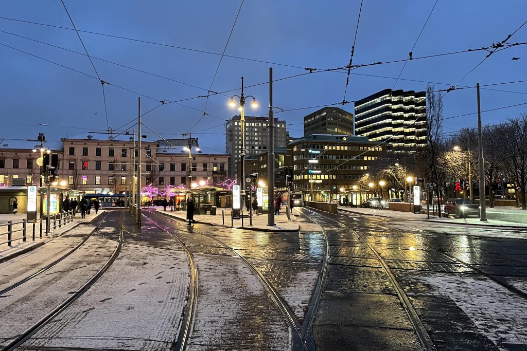 Järntorgets hållplats i mörker och snö