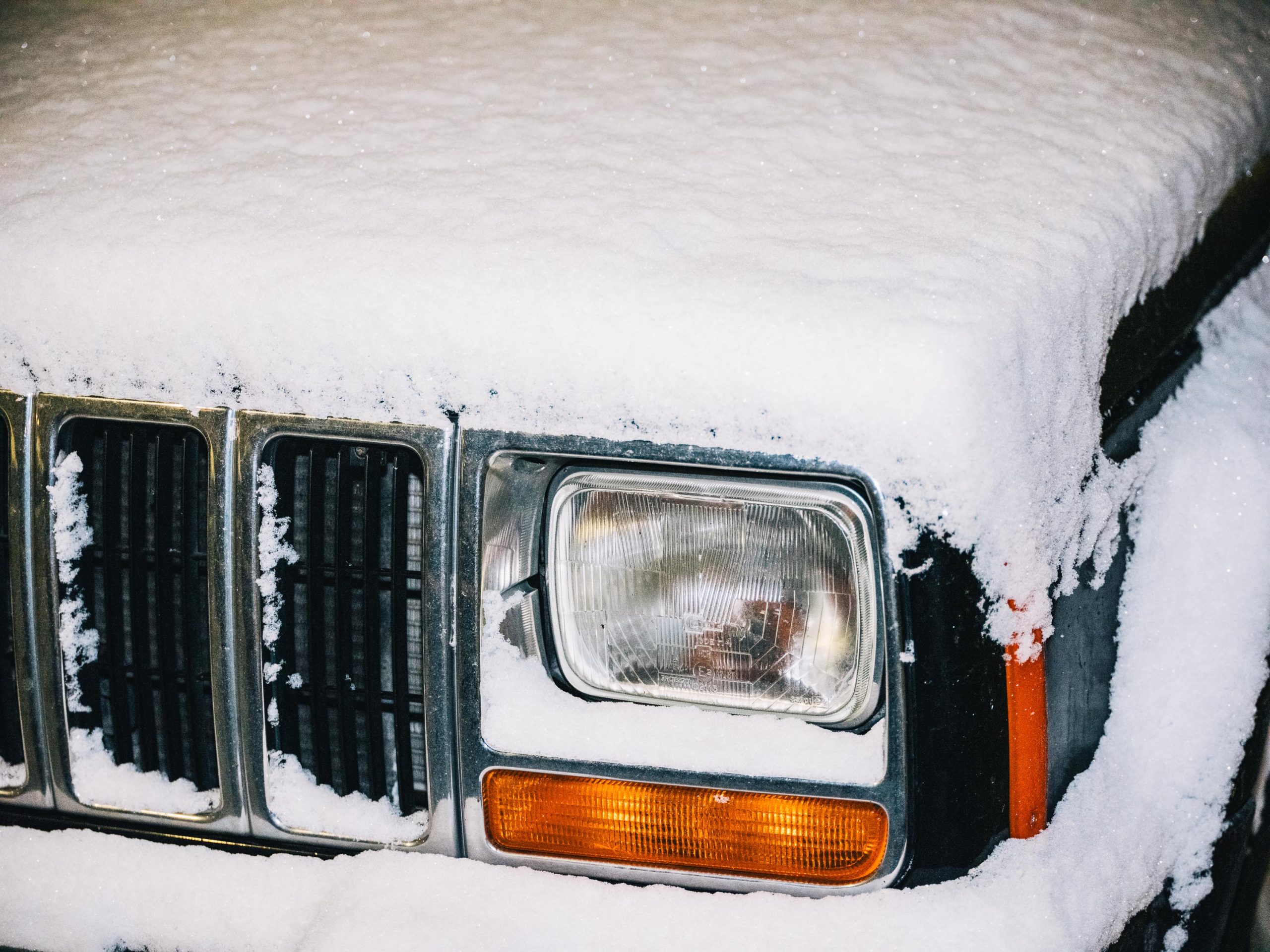 En utsälld varningstriangel talar om att den vita bilen en bit fram längs vägen fått stopp.