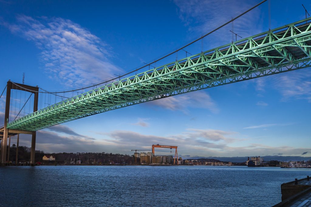 Älvsborgbron sett från Rödasten med Erikbergskranen i bakgrunden.