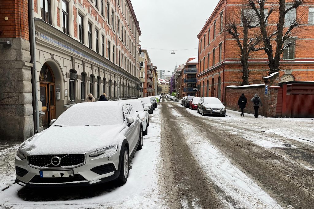 snötäckta bilar står parkerade längs Fjärde Långgatan