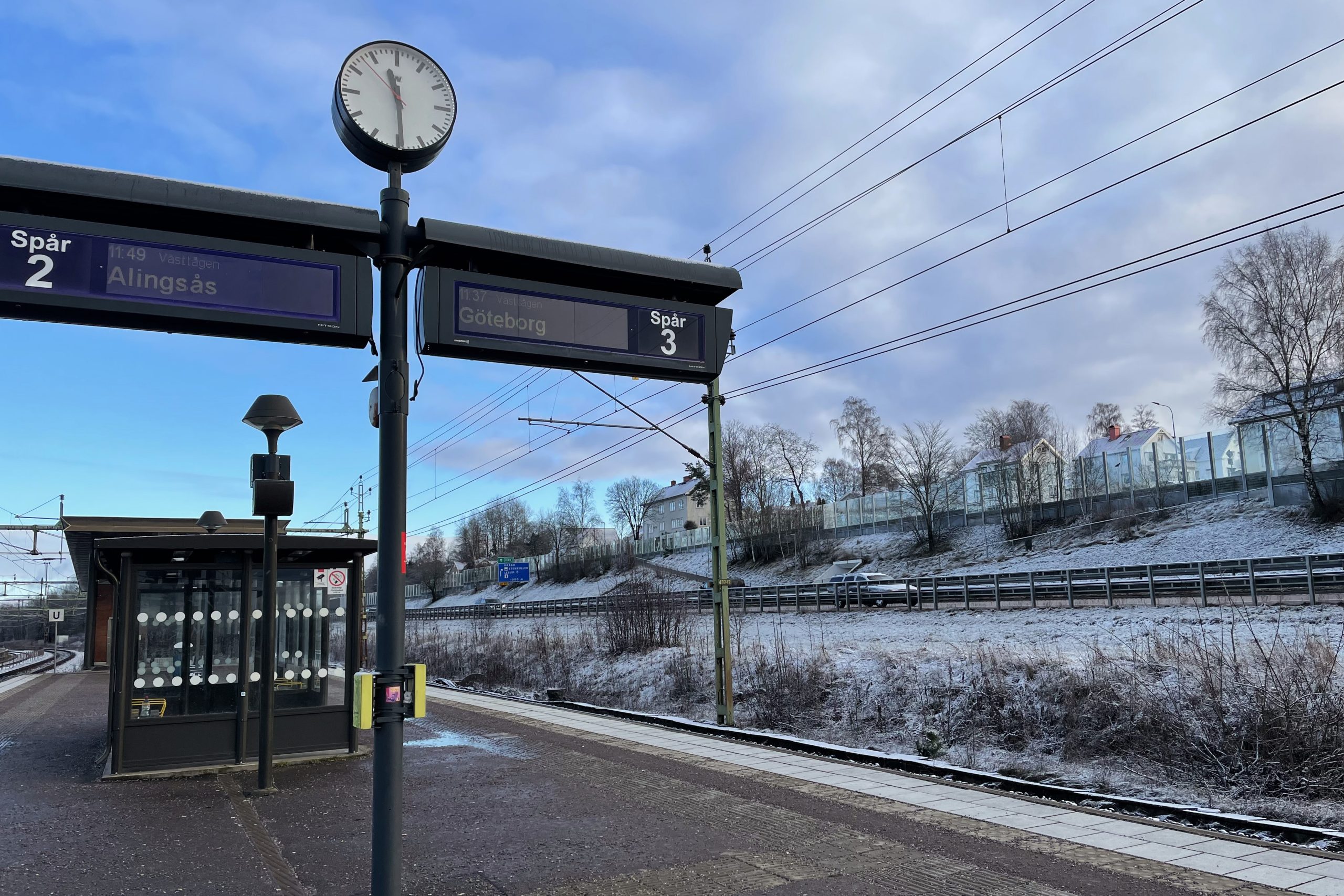 Göteborgs centrum med kanalinloppet mellan Norra_ och Södra Hamngatan med Lejontrappan och rödahjärtat i förgrunden en vinterdag.