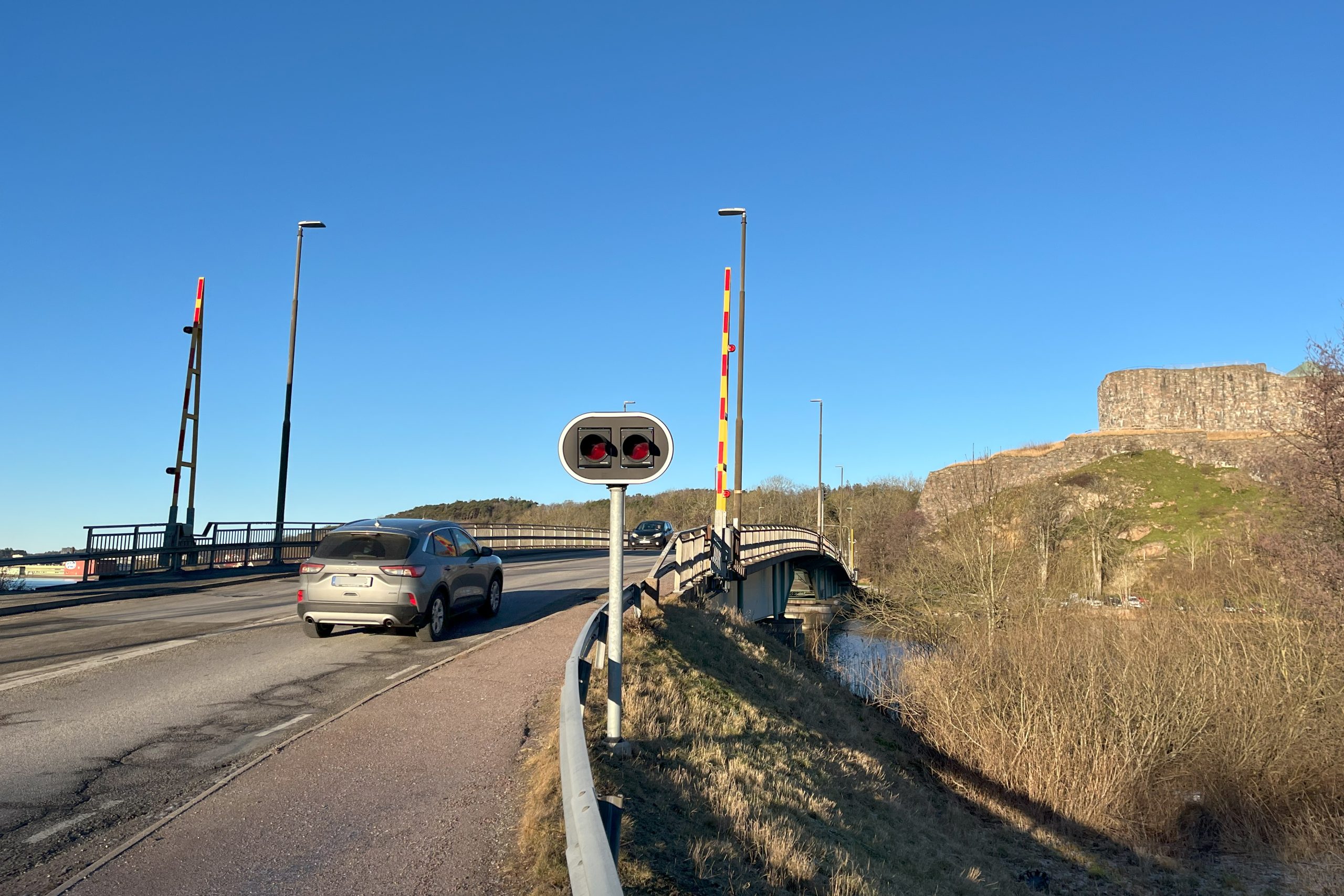 Ett tåg står på perrongen vid Mölndal station