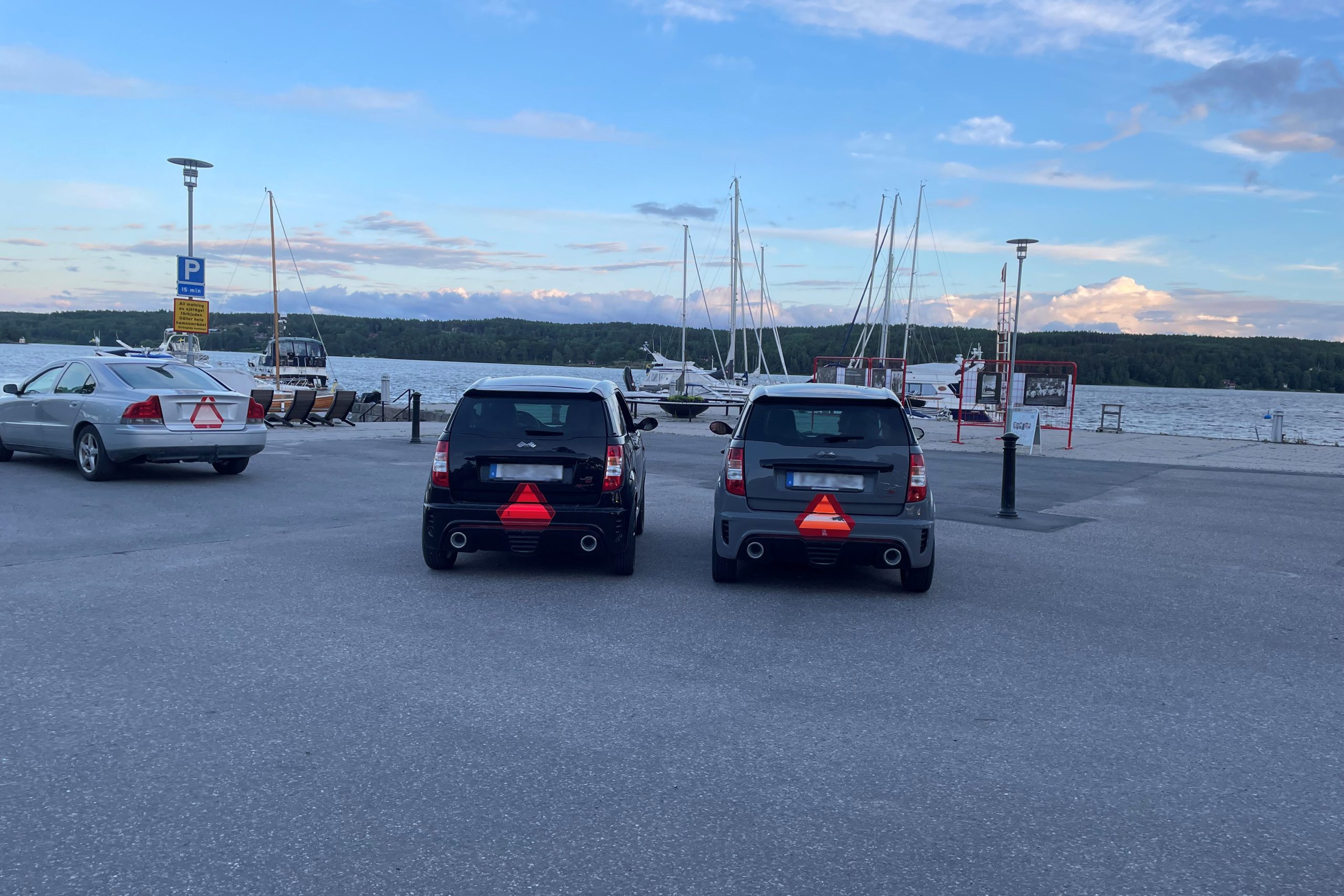 En blåklädd pojke passerar spårvagnsspåren i korsningen Drottningtorget-Nils Ericsonsgatan. Framdelen av en spårvagn syn till höger i bild.