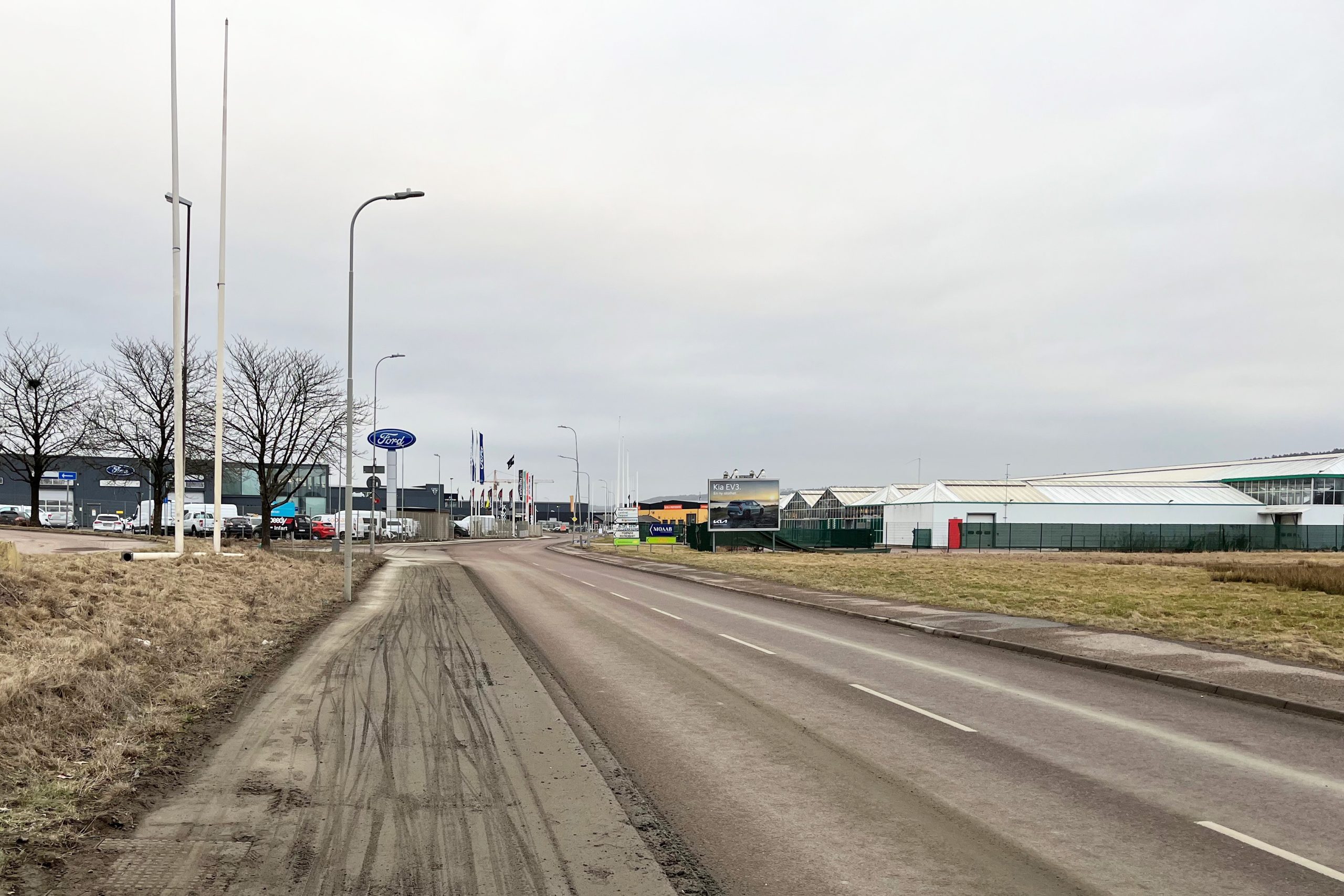 Bilar kör på Nya Allén österut vid Järntorget.