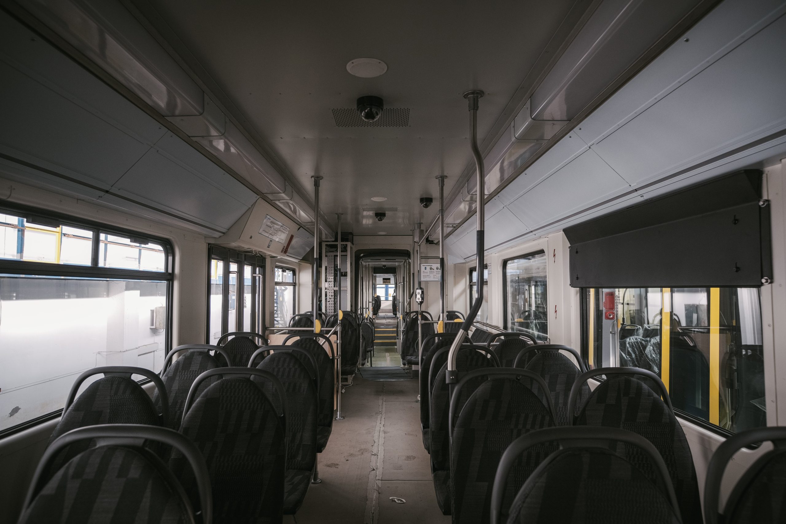 Inifrån den nyrenoverade spårvagnen.