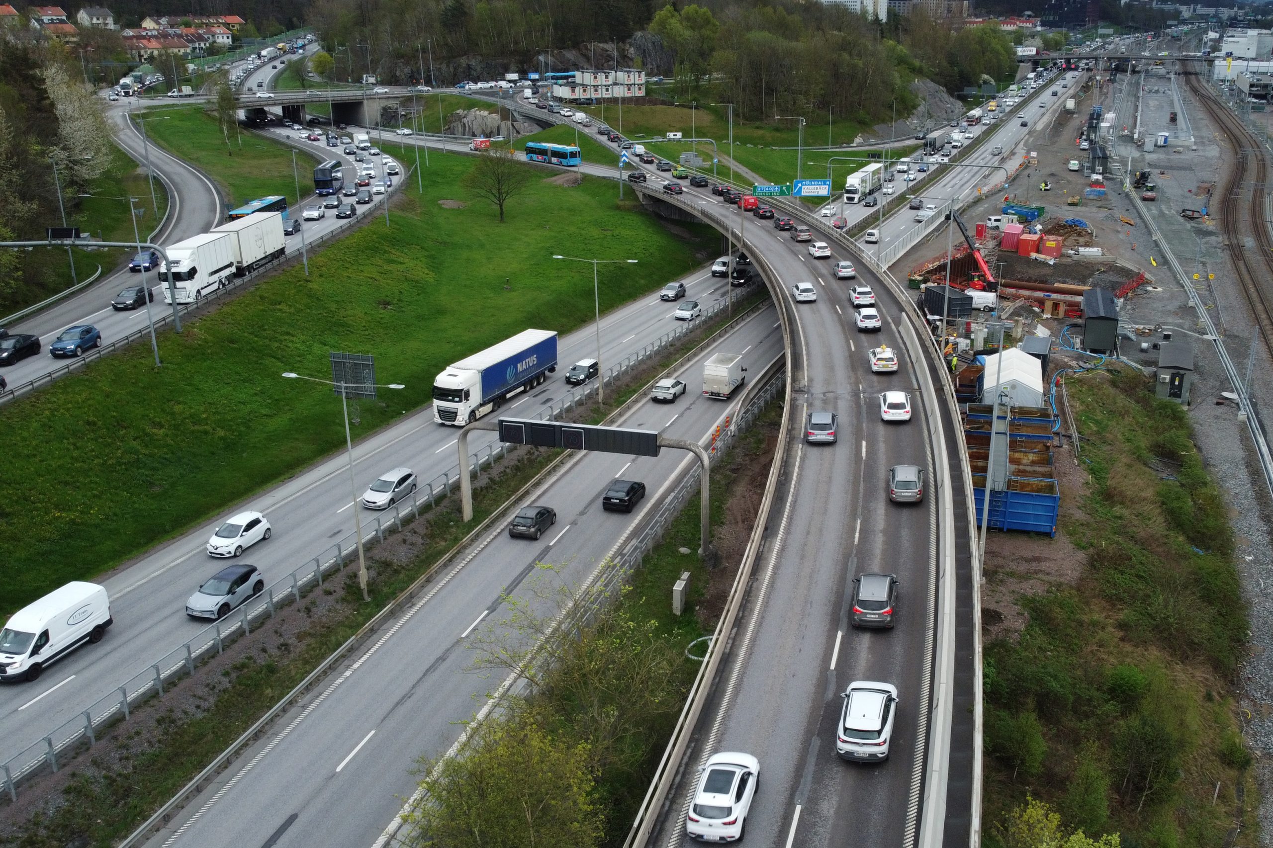 Väg avstängd med stoppskylt och däck.