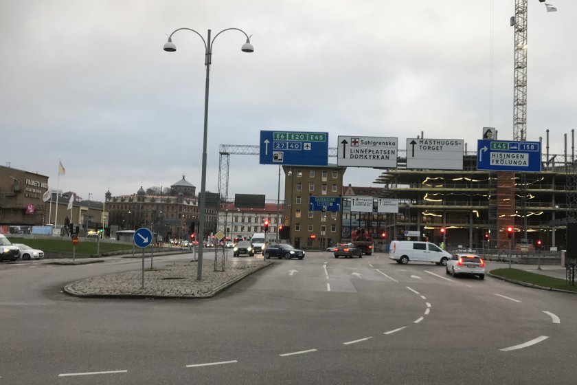 Trafiken från Järntorgsgatan norrifrån kan inte köra ned i Götatunneln vid Järntorgsmotet.