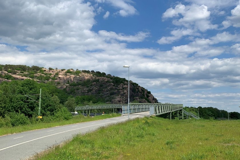 Gång- och cykeltrafiken leds om via bron över Lundbyleden.