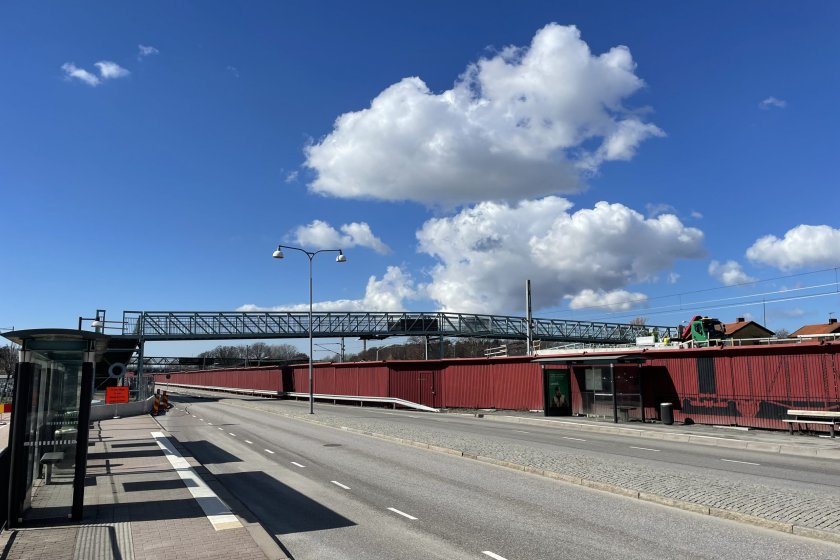 Den gamla gångbron över Västra Eriksbergsgatan rivs 8-9 april.