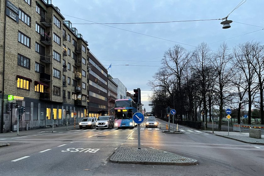Det norrgående körfältet för kollektivtrafik på Södra Vägen (längst till höger i bild) stängs på sträckan mellan Engelbrektsgatan och Vasagatan. Bussarna får därmed andra körvägar.