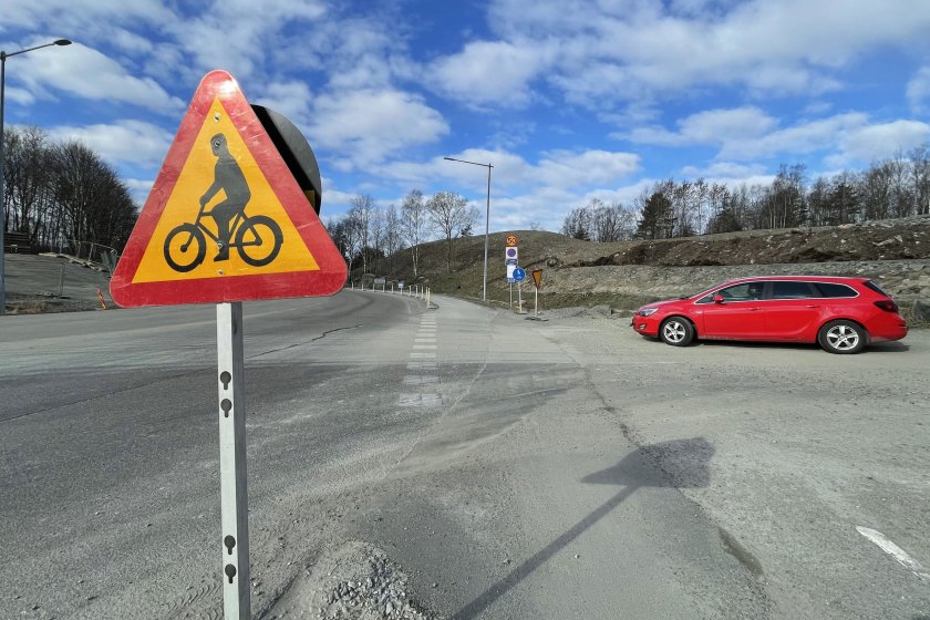 Gång- och cykeltrafiken vid Sjumilastigen leds om på en nordligare sträckning i höjd med Gustav Larssons väg. Detta görs i samband med arbetet med den nya trafikplatsen Kålseredsmotet.