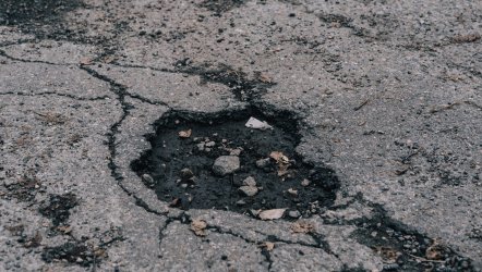 Många skador på vägarna efter vintern