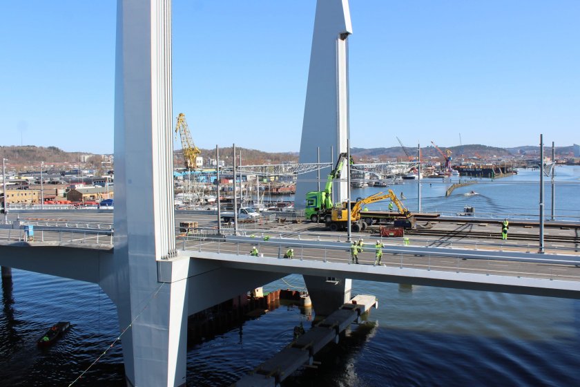 Hisingsbron är en så kallad lyftbro och är betydligt flackare än Götaälvbron, vilket blir en klar fördel för gående och cyklister.