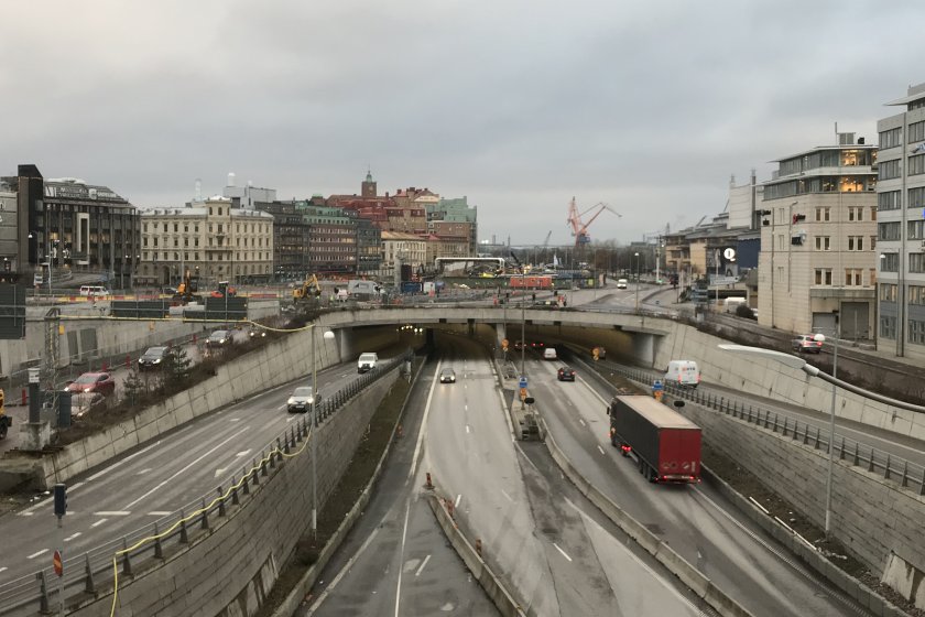 Götatunnelns norra rör stängs och trafiken dubbelriktas i det södra röret. 