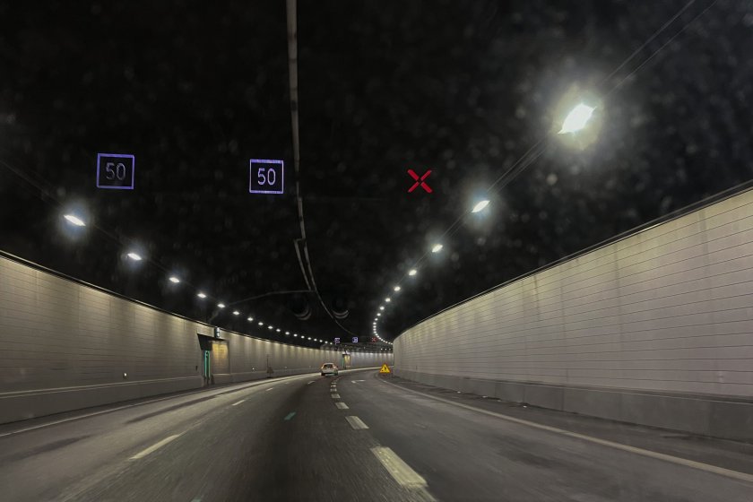 Den kryssade skylten kan aktiveras till exempel vid en olycka eller om det finns ett hinder på vägen. I Götatunneln är just nu ett körfält avstängt österut då det inte går att köra av vid Lilla Bommen. 