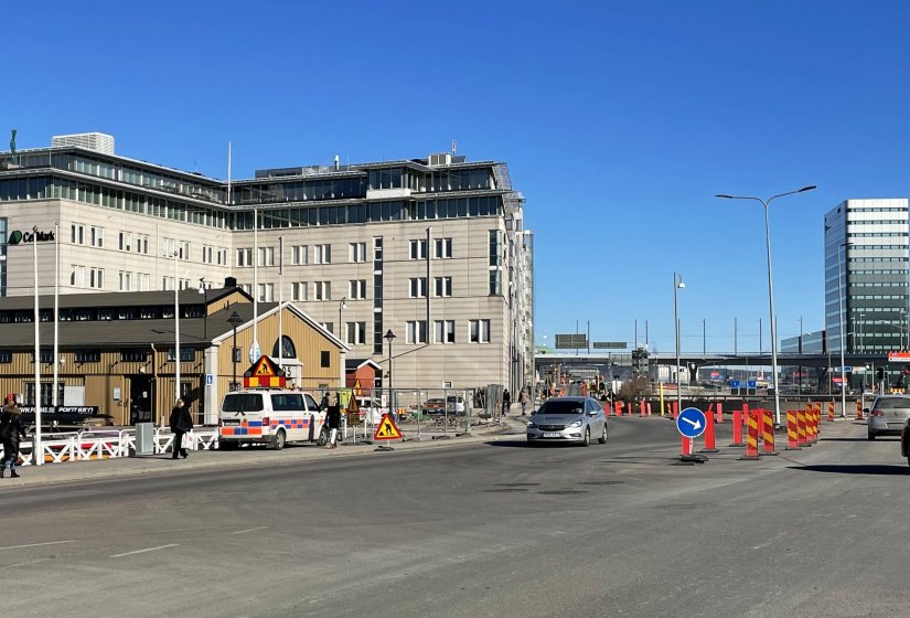 Medan arbetet pågår kommer ett körfält på Operagatan att stängas av intill arbetsområdet.