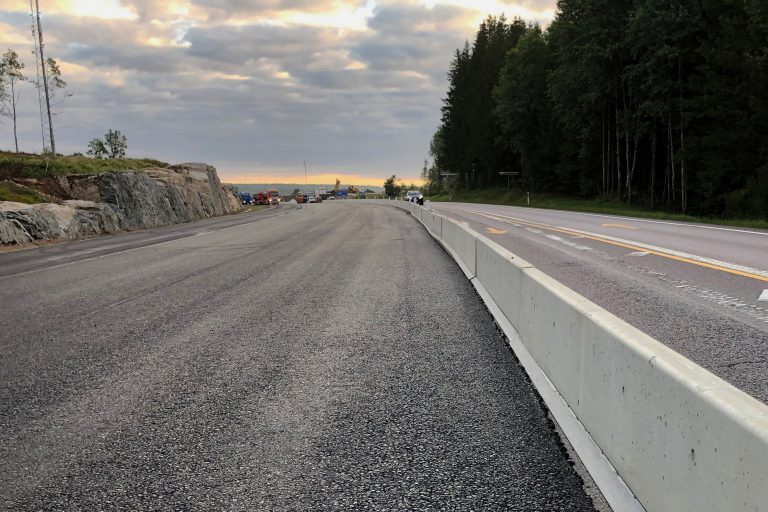 E20 förbi Vårgårda pågående arbeten där trafiken leds dubbelriktad fram till hösten 2022
