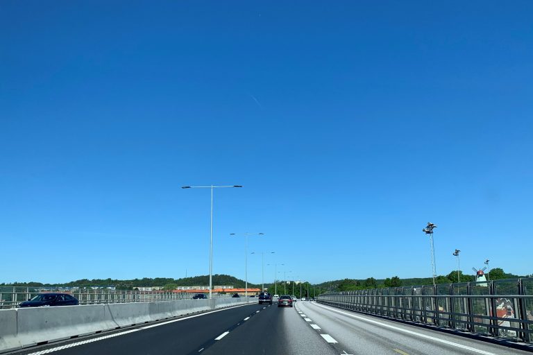 En ny renoverad Nordreälvbron med trafik i rikning mot Kungälv en sommardag i juni.
