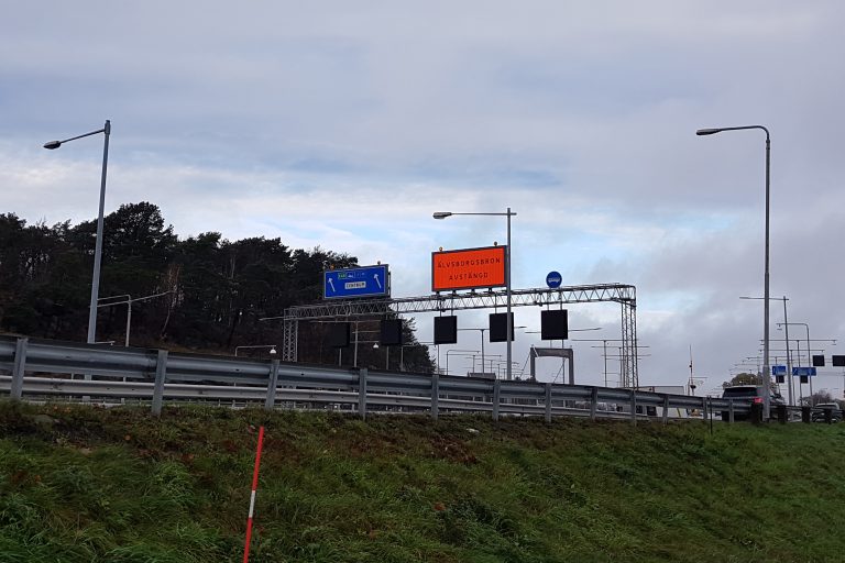 En variabel skylt med meddelandet Älvsborgsbron avstängd syns över vägen som går till Älvsborgsbron.