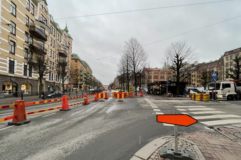 Avstängning med däck på Linnégatan i höjd med hållplats Prinsgatan.